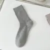 Calcetines de algodón puro para negocios, con rayas verticales, hasta la pantorrilla, algodón de Xinjiang para verano, resistentes al olor, antipilling, calcetines de algodón de color liso, versátiles, venta al por mayor desde Zhuji