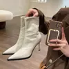Nuevas Botas Negras Ajustadas de Tacón Alto Estilo Europeo y Americano para Otoño e Invierno 2025, Tacón Fino, Punta Puntiaguda, Botines Cortos de Charol para Mujer con Cremallera Lateral, Versátiles