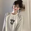 Camiseta Divertida e Fofa com Estampa de Personagem de Desenho Animado Design de Nicho Manga Longa para Mulheres com Costura em Cor Contrastante Top Listrado Chique