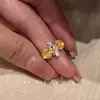 Anillo Brillante Estilo Palacio con Diamantes y Tachuelas Vintage tipo Seda para Mujer, Anillo de Gama Alta Elegante y de Lujo Ligero