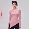 Top de Treino Fitness Yoga Manga Longa Gola Redonda Fenda Lateral Irregular Diagonal Elástico Slim Fit Com Furo para Polegar