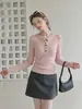 Camiseta feminina rosa com botões de chifre, gola semiaberta, manga longa, coleção de outono 2026, doce e slim fit, top curto com design de ombro estruturado