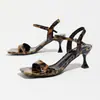 Sandalias de Moda Francesas 2026 Verano Nuevas Versátiles Estampado de Leopardo Punta Cuadrada Tacón de Aguja Sandalias de Tacón Alto