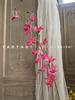 Serie rojo rosa materiales de flores artificiales Más vendido rojo rosa salón de bodas pasillo de flores artificiales decoración arreglo floral fabricante flores artificiales al por mayor