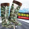 Botas de lluvia de goma engrosadas, resistentes al desgaste, con estampado de camuflaje, para hombres y mujeres, que proporcionan calidez, resistencia a ácidos y álcalis, y cuentan con un diseño de caña alta, suelas antideslizantes, y son adecuadas para uso industrial, lavado de autos y como botas de agua.