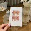 Um Conjunto de Unhas com uma Vibe de Primavera Apresentando Delicadas Flores em Relevo de Madrepérola e Apliques de Diamante Champagne Estilo Francês