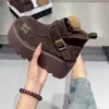 2026 Tendência Estilo Outono Versátil Botas Curtas de Solado Grosso Femininas Tiras com Fivelas Metálicas Aumentadoras de Altura Para Pessoas Baixas Botas da Moda Botas Curtas