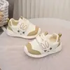 Sapatos de Malha para Bebê 2025 Verão Novo Estilo Solado de Borracha Macia Anticolisão Sapatos para Crianças Pequenas Sapatos Casuais da Moda para Meninos e Meninas
