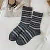 Meias listradas versáteis em color blocking para outono e inverno para mulheres, meias de cano médio, meias folgadas estilo ins sem costura, anti-pilling, meias de algodão estilo college