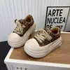 Tênis Branco de Solado Grosso com Estampa de Leopardo Estilo Coreano para Mulheres 2026 Outono Novo Versátil Aumenta Altura Casual Esportivo Board Shoes Tênis da Moda ins