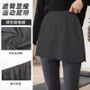 La falda se lleva superpuesta a una sudadera con una abertura en el dobladillo, usada como capa base, combinada con una falda de longitud media o pantalones de yoga, y llevada como capa exterior para evitar la exposición y cubrir los glúteos.
