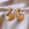 Aretes de Tuerca Redondos Retro de Metal con Hoja Aretes Lujosos de Alta Gama Únicos Diseño Nicho Aretes Estilo Frío para Mujer