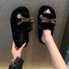 Chinelos peludos da moda para mulheres, novo estilo coreano de outono de 2026 com laço, chinelos de algodão pelúcia com sola grossa para casa e interior