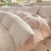 Conjunto de Quatro Peças para Cama em Veludo Leite Esculpido Estilo Retrô Grau A Materno e Infantil Capa de Edredom Lençol de Cama Solteiro Casal