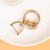 Colgante llavero de número incrustado de diamantes, creativo y personalizado DIY, aleación de zinc, herradura, anilla D, anilla de resorte, accesorio para llaves, venta al por mayor