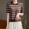Nova camiseta de verão feminina com gola, listrada em blocos de cor, manga curta, feita de seda gelada, top versátil e estiloso de malha, slim fit