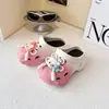 Zapatillas tiernas y versátiles para padres e hijos, niños y niñas, nuevos zapatos de agujero de conejo de galleta, suela suave, antideslizantes, puntera cerrada, zapatillas frescas y elegantes