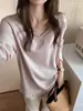 Camiseta cinza de manga comprida estilo coreano para mulheres, com um visual sofisticado, bordas dobradas, corte solto e efeito emagrecedor; uma camada base simples, de cor sólida e versátil