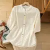 Foto Real de una Camisa Lisa Artística Bordada Estilo Chino para Mujer, Diseño Casual con Cuello en V y Botones Coloridos, Elegante Top de Manga Tres Cuartos