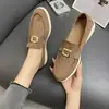 Mocasines de plataforma de gamuza talla grande, nueva colección primavera/otoño 2026, con diseño de cadena metálica, estilo retro y silueta poco profunda sin cordones