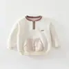 Sudadera de estilo nuevo con hebilla en el hombro, ropa para bebé para otoño e invierno, prenda exterior casual y cómoda para niños con cuello redondo y manga larga