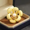 Nuevo Broche de Peonía con Pétalos Dorados Cepillados de Alta Gama con Elegante Temperamento y Alfiler Floral de Perla de Agua Dulce
