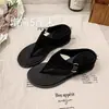Chanclas estilo francés de hada con hebilla metálica para mujer, nuevo modelo verano 2026, sandalias versátiles con cuña para uso en exteriores