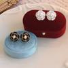 Pendientes de botón elegantes de moda con aguja de plata s925 que combinan con todo. Pendientes de temperamento ligeros de lujo de alta calidad para mujer. Pendientes pequeños franceses al por mayor.