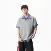 Camiseta de manga corta para hombre estilo americano de dos piezas falsas con cuello, nueva de verano 2026, estilo vintage universitario, top tipo polo