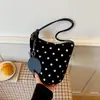 Moderna nueva colección de otoño 2026: bolso cubo de lunares de nicho para mujer, con textura similar al ante, estética retro y diseño de hombro/bajo el brazo