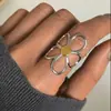 Anillo Elegante Europeo y Americano de Acero Inoxidable con Flor Hueca para Mujer, Anillo Abierto que No se Desvanece, Joyería Única de Acero de Titanio Color-Block