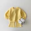 Ropa Infantil Coreana para Bebés y Niños Pequeños, Conjunto de Dos Piezas de Sudadera de Colores Caramelo y Pantalones de Campana para Niñas de Primavera y Otoño, Atuendo Versátil de Algodón de Moda, Versión Coreana