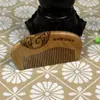 Suministro de Fabricante Mayorista de Peines de Madera de Durazno con Mango, Suministro para el Mercado de Peines Finos Tallados en Madera con Forma de Media Luna y Logo Grabado