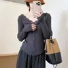 Camisa Base de Encaje Huali Falsa de Dos Piezas 2026 Otoño Nuevo Estilo Coreano Casual Dulce Elegante Top para Mujer