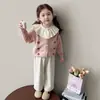 Cárdigan de Punto con Bordado de Hongos Estilo Coreano para Niñas Otoño/Invierno 2026 Nueva Moda Infantil Suéter Elegante de Lana para Niña Pequeña