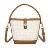 A bolsa de balde popular deste ano para mulheres 2026 nova bolsa versátil de ombro único transversal para primavera e verão bolsa de mão de temperamento da moda bolsa pequena