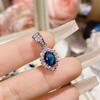 Suministro de joyería Camellia, nuevo colgante de tesoro colorido de corindón azul, colgante de diópsido natural de imitación avanzado de lujo francés