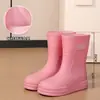 Botas de chuva versáteis para mulheres, modelo 2026, adequadas para uso ao ar livre, com solas antiderrapantes, forro de fleece e características impermeáveis; ideal para uso na cozinha como galochas ou botas de água