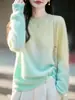 Top de mujer sin costuras, cuello redondo, color degradado, con una textura suave y afelpada y mangas largas, hecho de tejido de punto de alta calidad