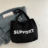 Bolsa Feminina Estilo Coreano Nova Bolsa de Ombro de Nylon com Estampa de Letra Leve Casual Versátil com Cordão de Amarrar e Grande Capacidade