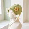 Gorro de Punto para Protección de Oídos de Bebé Otoño/Invierno Estilo Coreano con Volantes Florales Gorro para Bebé de Atar Cálido para Bebé Venta al por Mayor