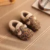 Sapatos Infantis Birkenstock 2026 Outono e Inverno Novo Estilo Sapatos de Algodão Quentes com Forro de Lã Estampa de Leopardo para Meninas Sapatos Peludos Slip-On para Meninos