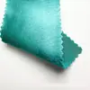 Tejido de satén elástico, grueso y brillante con una caída suave, que presenta un efecto reluciente de seda artificial, adecuado para disfraces de baile y ropa formal.