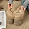 Sapatos peludos estilo coreano retrô com bolinhas de pelúcia para usar ao ar livre, estilo gentil e preguiçoso 2026, chinelo feminino com cobertura para a cabeça, vibe de início de outono