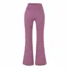 Este conjunto elegante e sedutor apresenta um design que abraça o corpo, acentuando suas curvas.. É um conjunto de três peças para mulheres, perfeito para o outono, composto por um top de tricô com gola alta parcial, uma saia de comprimento médio e um cardigã.
