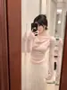 Top de punto base suave y pegajoso estilo perezoso con cuello colgante para mujer, nueva llegada para otoño e invierno, top interior dulce y picante de un solo hombro