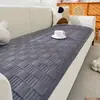 Novo produto transfronteiriço: Almofada de sofá xadrez espessa feita de veludo de leite, capa de sofá simples de pelúcia antiderrapante de fileira reta