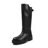 Atuendo de blogger: botas de montar de cuero de plena flor con suela gruesa, botines plataforma de tacón medio 2026 con hebilla de cinturón, botas altas de cuero genuino para mujer