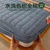 Nuevo protector de colchón acolchado teñido en hilo 100% algodón, lavable y engrosado, funda de colchón para estudiantes de dormitorio, funda antipolvo, venta al por mayor