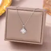 Collar de Concha Blanca de Trébol de Cuatro Hojas Microincrustado de Lujo Ligero Japonés Coreano para Niñas Cadena de Clavícula de Trébol Exquisita Versátil de Gama Alta
